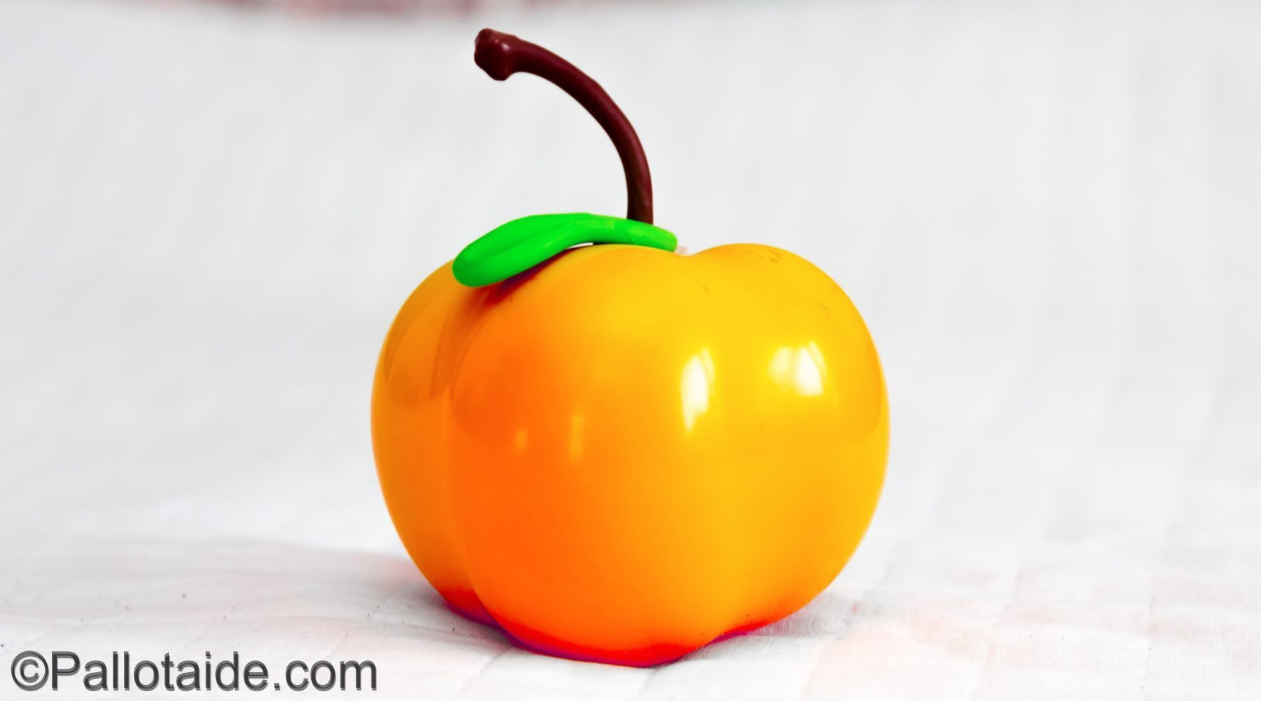 apple fruit - made using 100% latex balloons by Pallotaide - tehty pelkistä lateksi-ilmapalloista. Omena.