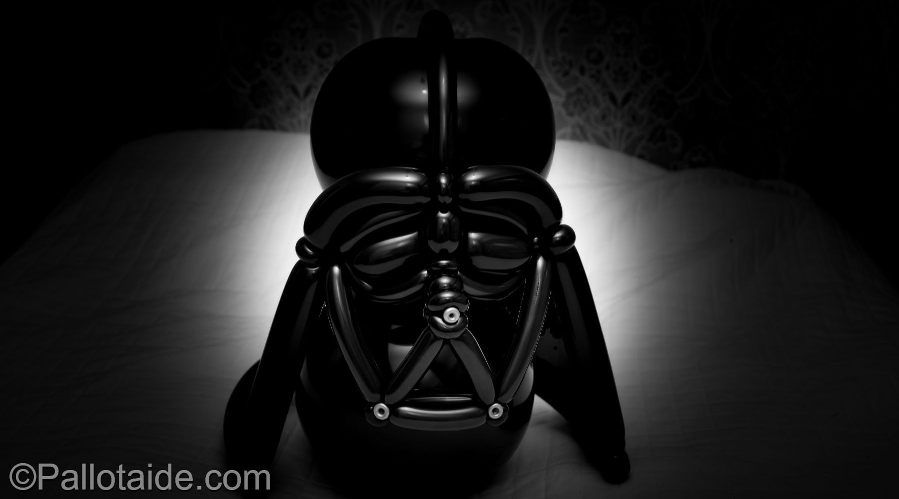 Darth Vader - made using 100% latex balloons by Pallotaide - tehty pelkistä lateksi-ilmapalloista. Pimeyden ruhtinas.