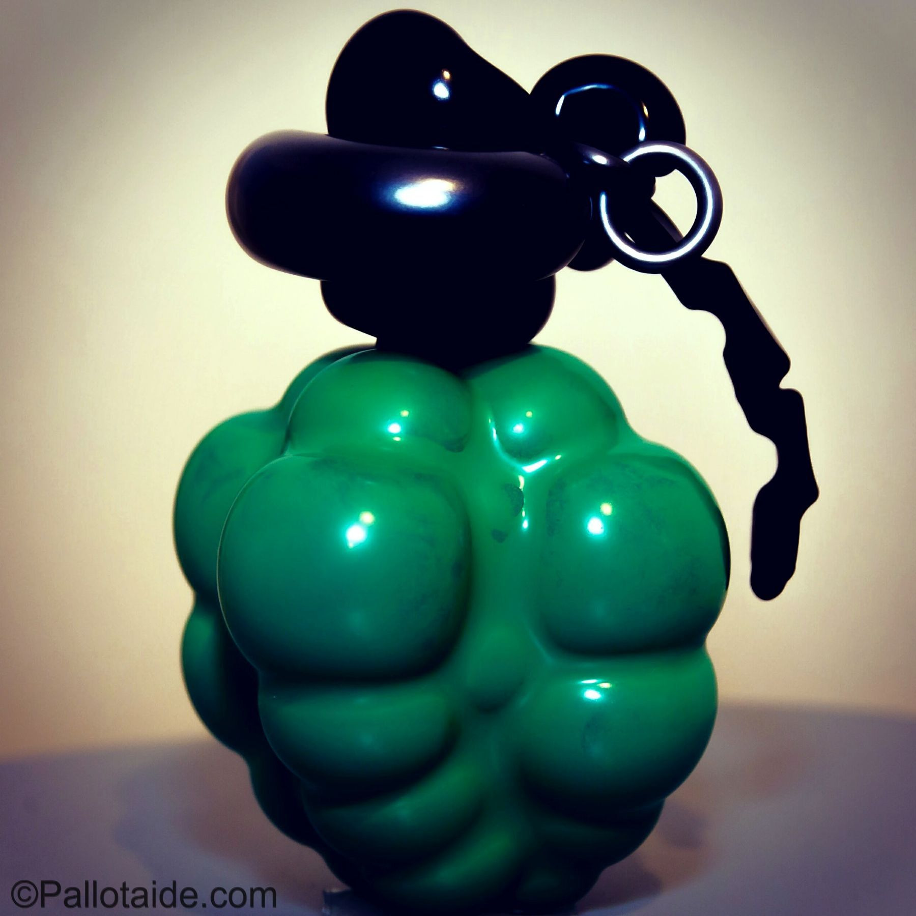 hand grenade - made using 100% latex balloons by Pallotaide - tehty pelkistä lateksi-ilmapalloista. Käsikranaatti.
