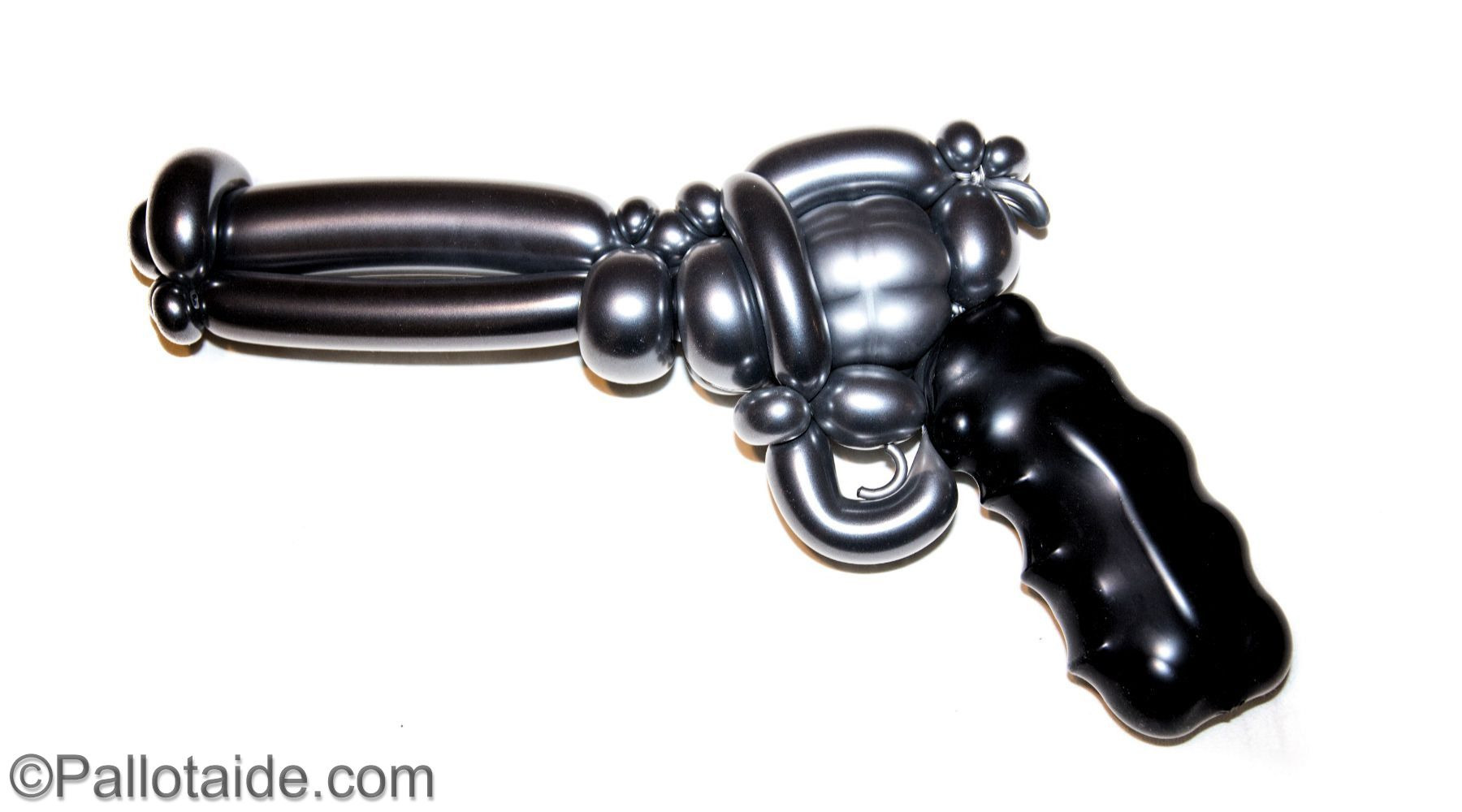 revolver gun - made using 100% latex balloons by Pallotaide - tehty pelkistä lateksi-ilmapalloista. Pistooli - revolveri.