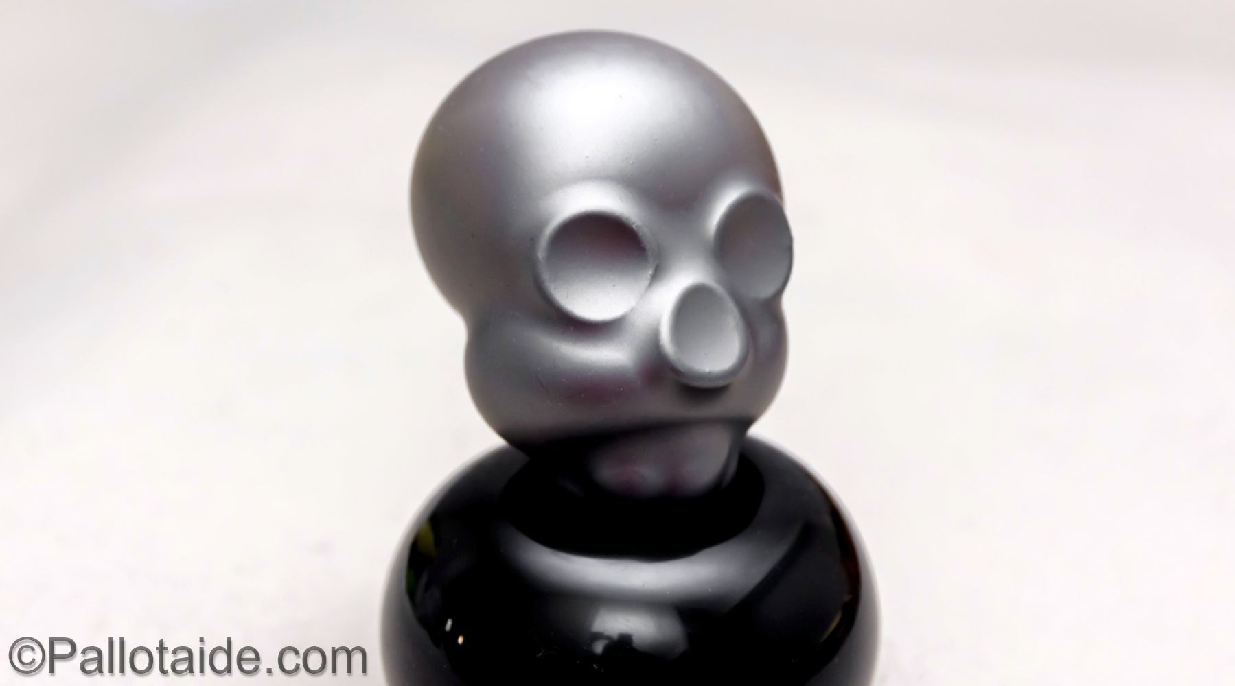 metallic skull - made using 100% latex balloons by Pallotaide - tehty pelkistä lateksi-ilmapalloista. Metallinen pääkallo.
